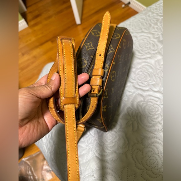 Authentic Louis Vuitton Blois Bag - Picture 2 of 15